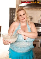 PLUMPER Frauen mit grossen Bruesten beim Essen