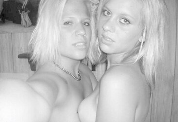 2 super-hot blondes