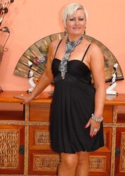 Uber-Sexy inexperienced mature