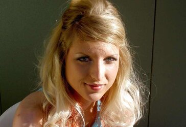 GORGEOUS TEENAGER SANDRA