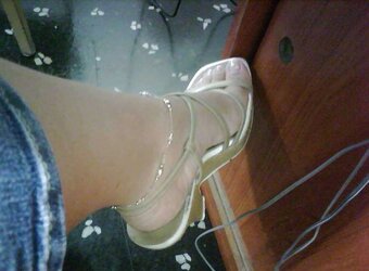 My wifey soles, gams and palms