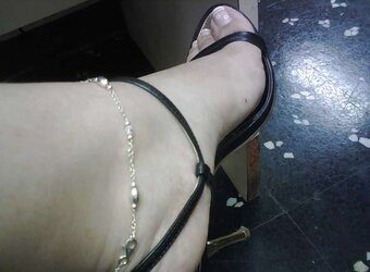 My wifey soles, gams and palms