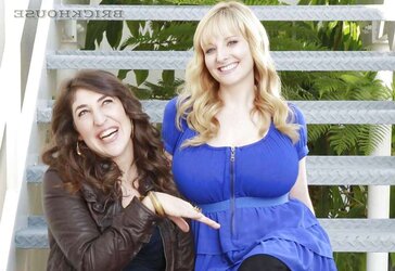 Melissa Rauch Fakes
