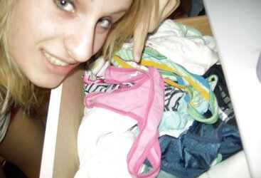 Amigas ensenando calzones Pal displaying undies
