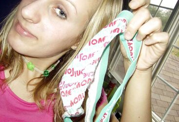 Amigas ensenando calzones Pal displaying undies