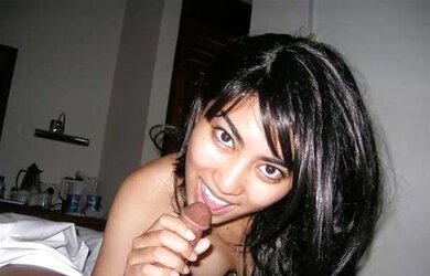 INDIAN DAME ENJOY PECKERS I