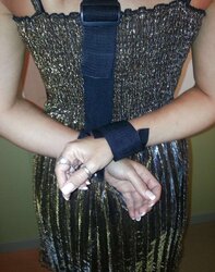 Nina Hotel devote Sklavin im goldenen Kleid.
