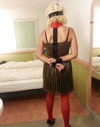 Nina Hotel devote Sklavin im goldenen Kleid.