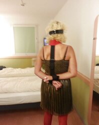 Nina Hotel devote Sklavin im goldenen Kleid.