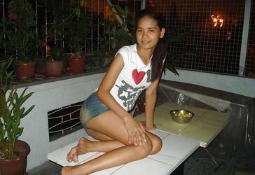 Pinay MUMMY in microskirt... no panties!