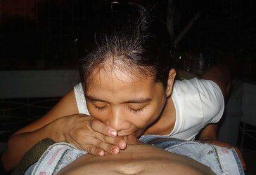 Pinay MUMMY in microskirt... no panties!
