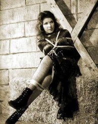 saras mate caroline ( lorriane ward )
