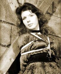 saras mate caroline ( lorriane ward )