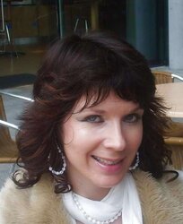 saras mate caroline ( lorriane ward )