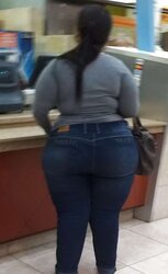 LARGE MEGA culo Latina Mummy in Denim VOYEUR CANDID