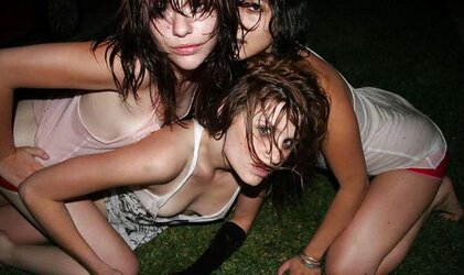 Trio warm emo damsels