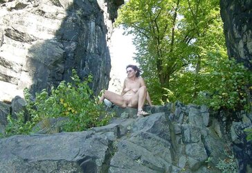 Inexperienced redhead granny posing nude outdoor