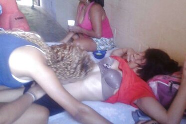 Taty carioca muito cachorra com amiga
