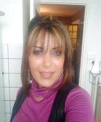 Porte le hijab au bled mais vrai salope dans la cite