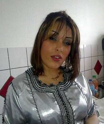 Porte le hijab au bled mais vrai salope dans la cite