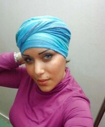 Porte le hijab au bled mais vrai salope dans la cite
