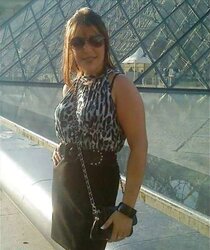 Porte le hijab au bled mais vrai salope dans la cite