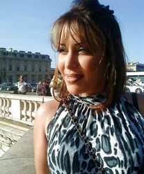 Porte le hijab au bled mais vrai salope dans la cite