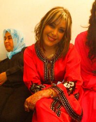 Porte le hijab au bled mais vrai salope dans la cite