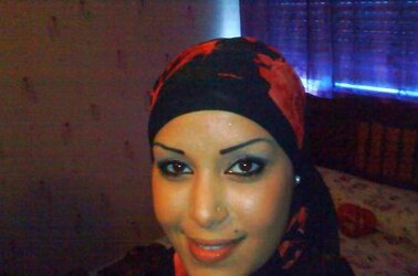 Porte le hijab au bled mais vrai salope dans la cite