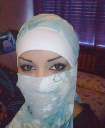 Porte le hijab au bled mais vrai salope dans la cite