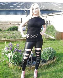 Glistening ebony leggings make me Super-Naughty