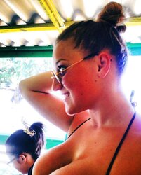 Amica tettona.. ke bombe..