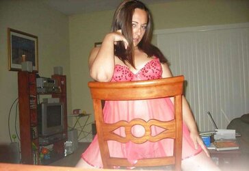 CHUBBY DEMONSTRATING HER TITTIES