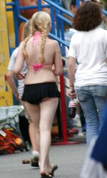 Women in brief skirts - ten (non bare, handsome images)