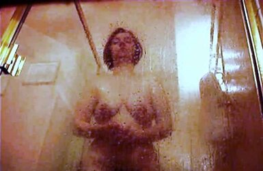 Unsuspicious MUMMY Vicky Shower Images