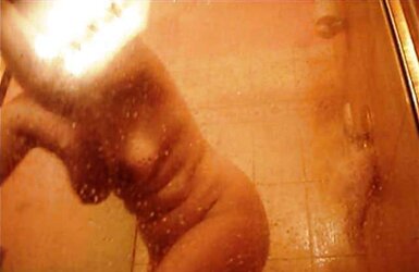 Unsuspicious MUMMY Vicky Shower Images