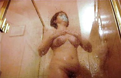 Unsuspicious MUMMY Vicky Shower Images