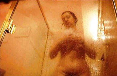 Unsuspicious MUMMY Vicky Shower Images