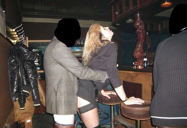 Julia die Ficksau wird in der Bar abgefickt