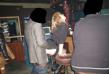 Julia die Ficksau wird in der Bar abgefickt