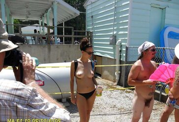 Nude fledgling damsels, Nudes a poppin