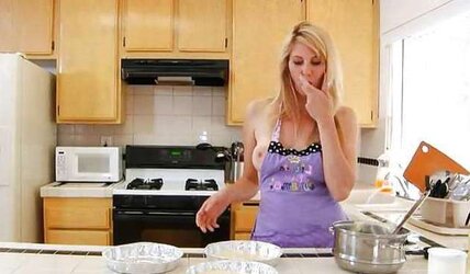 Kate Kastle Bakes a Cake