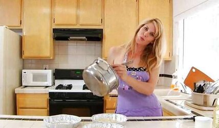 Kate Kastle Bakes a Cake
