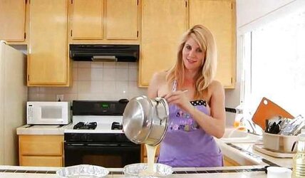 Kate Kastle Bakes a Cake