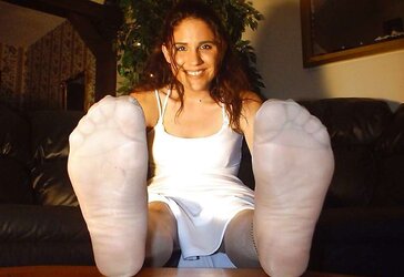 SOLES FEET BENDS TOES