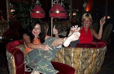 SOLES FEET BENDS TOES