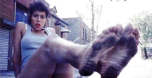 SOLES FEET BENDS TOES