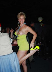 Debaixo da saia ten - Under the miniskirt