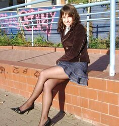 Hotlegs-mini-skirt stunner