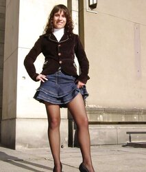 Hotlegs-mini-skirt stunner